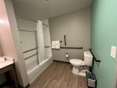 Queen Room w/Grab Bars - Mobility Access/Non-Smoking