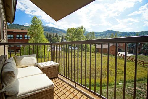 Swimming Pool & 2 Hot Tubs, Outdoor Fireplace by picnic area, On Free Bus Route Swimming Pool & 2 Hot Tubs, Outdoor Fireplace by picnic area, On Free Bus Route