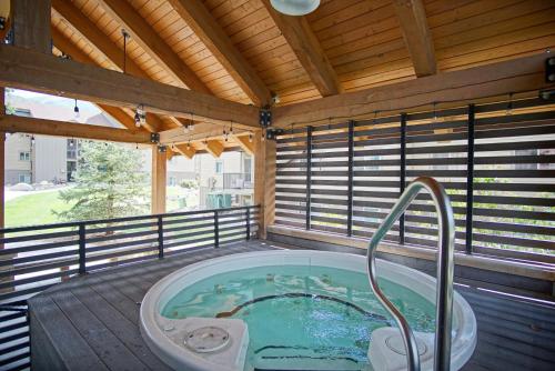 Swimming Pool & 2 Hot Tubs, Outdoor Fireplace by picnic area, On Free Bus Route Swimming Pool & 2 Hot Tubs, Outdoor Fireplace by picnic area, On Free Bus Route