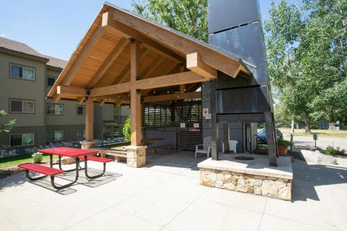 Swimming Pool & 2 Hot Tubs, Outdoor Fireplace by picnic area, On Free Bus Route Swimming Pool & 2 Hot Tubs, Outdoor Fireplace by picnic area, On Free Bus Route