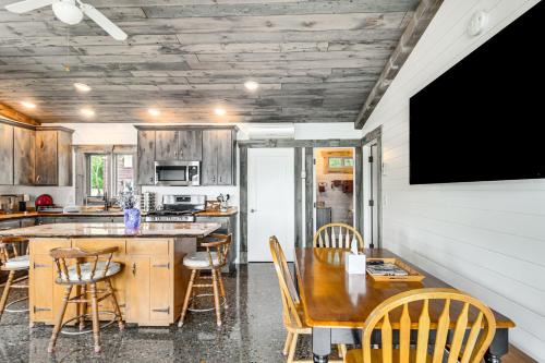 Charming Minnesota Cabin with Dock on Big Pine Lake! in Perham, USA
