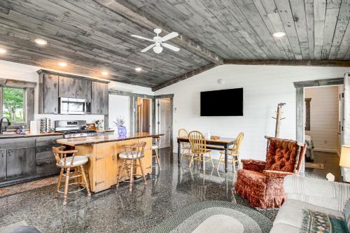 Charming Minnesota Cabin with Dock on Big Pine Lake! in Perham, USA