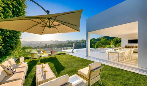 Pristine Paradise With Scenic Views in Beverly Hills, USA