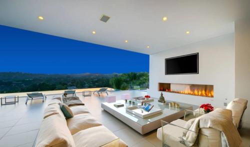 Pristine Paradise With Scenic Views in Beverly Hills, USA