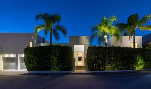 Pristine Paradise With Scenic Views in Beverly Hills, USA