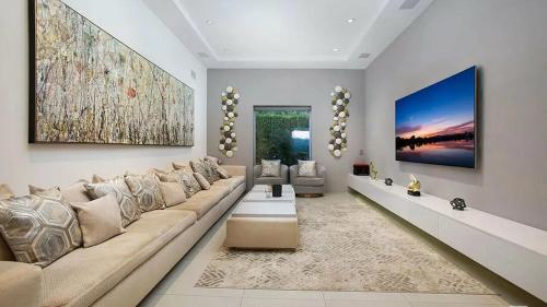 Pristine Paradise With Scenic Views in Beverly Hills, USA