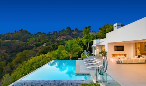 Pristine Paradise With Scenic Views in Beverly Hills, USA