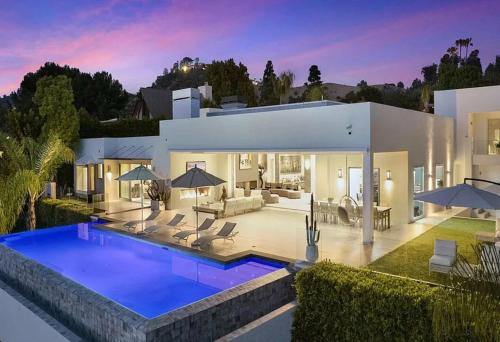 Pristine Paradise With Scenic Views in Beverly Hills, USA