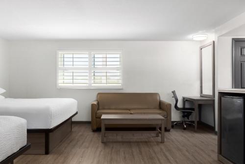 Red Roof Inn & Suites Medford - Airport - image 6