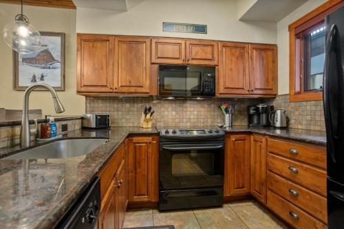 Snow Flower 204 -REDUCED RATES- Pool, Hot Tub, Balcony with Views, Steps to Gondolas, Restaurants - Steamboat