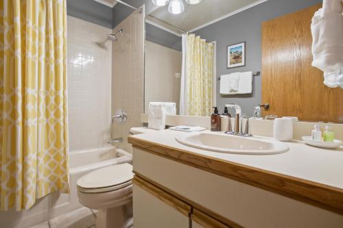 Snow Flower 204 -REDUCED RATES- Pool, Hot Tub, Balcony with Views, Steps to Gondolas, Restaurants