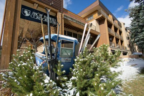 Snow Flower 204 -REDUCED RATES- Pool, Hot Tub, Balcony with Views, Steps to Gondolas, Restaurants