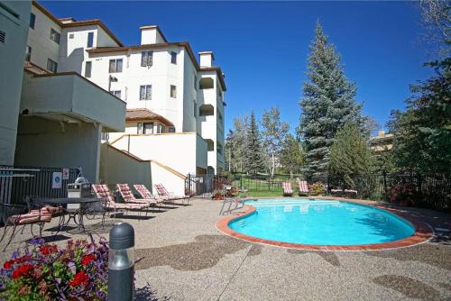 Outdoor Pool Private Washer & Dryer Walk to Everything Affordable Rates - image 3