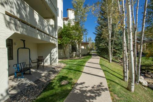 Pool Hot Tub Balcony over Burgess Creek Walk to Gondola Square - image 3