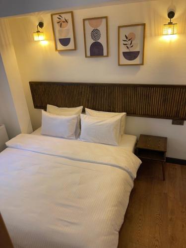 1 king bed, 2 sofa beds