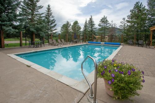 Private Washer & Dryer Outdoor Pool and Hot Tub Nicely Updated Free Bus Route - image 2