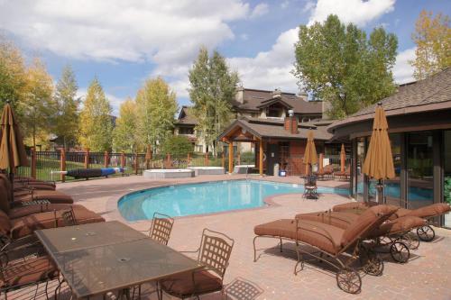 Outdoor Pools and Hot Tubs, Air Conditioning, Washer & Dryer In Unit, Ski Mountain Views