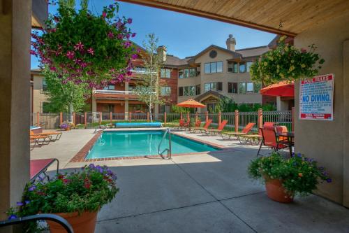 4 Pools and 10 Hot Tubs Renovated Penthouse Condo Ski Season Private Shuttle - image 3
