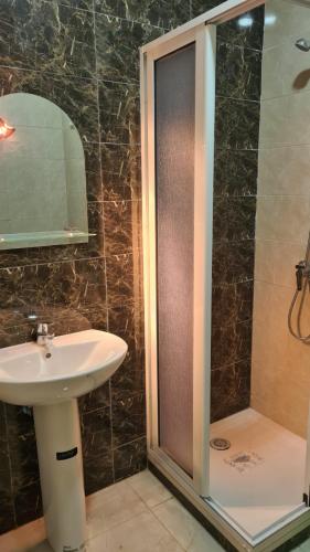 Appartement confortable avec vue sur la baie de Tanger et detroit de Gibraltar,situé en face de Mnar de Tanger ,Nouinouich, Residence avec piscine collective