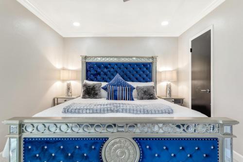 Seaside Serenity: 1BR Waterfront Penthouse Maderia in St Pete Beach, USA