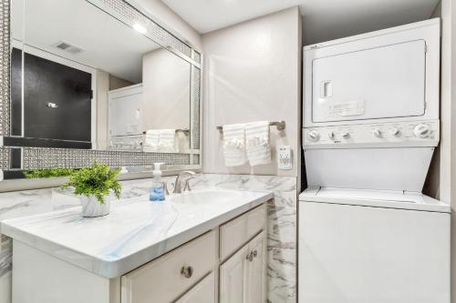 Seaside Serenity: 1BR Waterfront Penthouse Maderia in St Pete Beach, USA