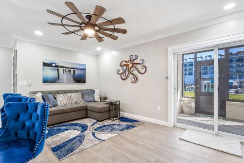 Seaside Serenity: 1BR Waterfront Penthouse Maderia in St Pete Beach, USA