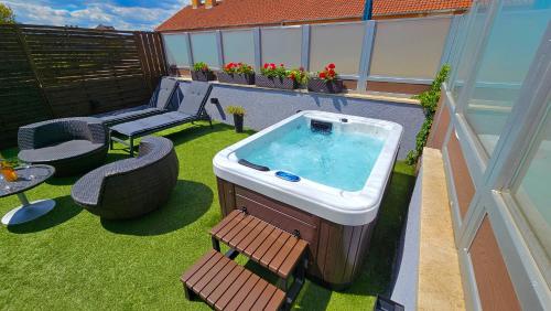 Jacuzzi Tuscany Terrace Apartment Free parking - image 11