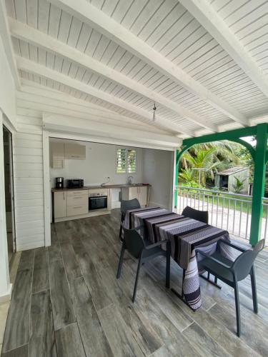virtuve, Appartement paisible avec jardin in Lamentin