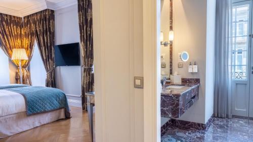 Classic Twin Room with City View image 9