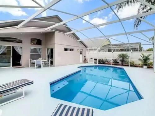 Her Majestys Villa, 4 bed, games room, private pool in Davenport, USA