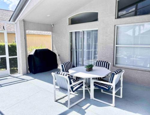 Her Majestys Villa, 4 bed, games room, private pool in Davenport, USA
