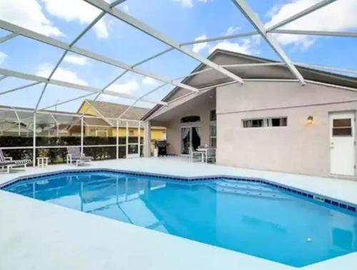 Her Majestys Villa, 4 bed, games room, private pool in Davenport, USA