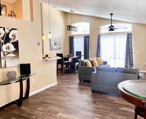 Her Majestys Villa, 4 bed, games room, private pool in Davenport, USA