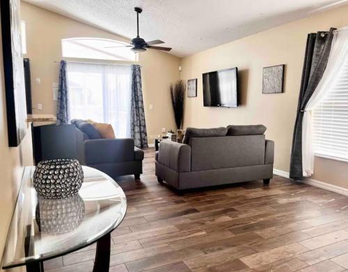 Her Majestys Villa, 4 bed, games room, private pool in Davenport, USA