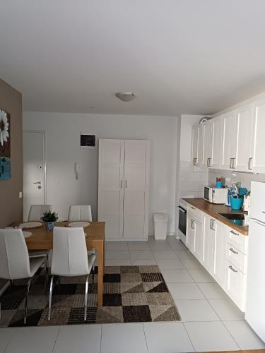 Apartments with WiFi Split - 12072, Split (photo 8)