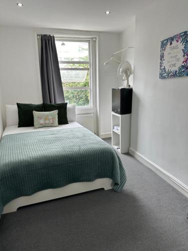 LORD MERIT GUEST HOUSE KING'S CROSS GRAYS INN ROAD, London