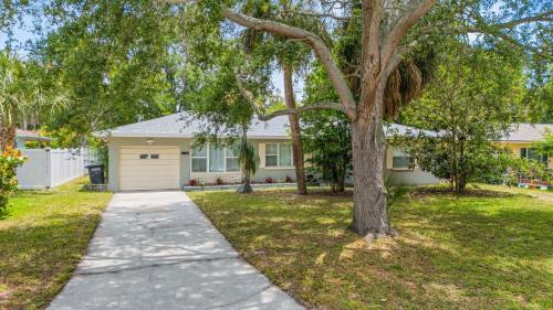 Dolphin Oasis - Monthly Vacation Rental Home in Clearwater, USA