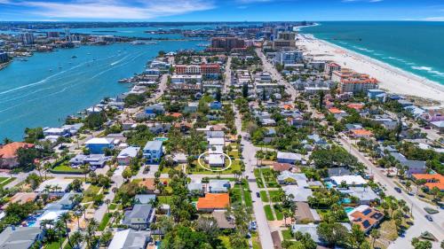Paradise Corner - Monthly Beach Vacation Rental! in Clearwater Beach, USA