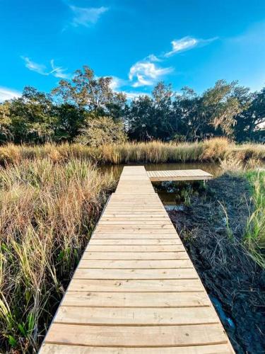 Spacious Camp with Canal Access and Beautiful Bay View thumb 3
