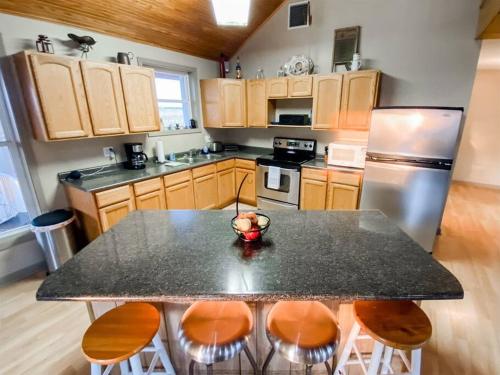 Spacious Camp with Canal Access and Beautiful Bay View thumb 4