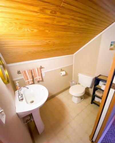 Spacious Camp with Canal Access and Beautiful Bay View detail