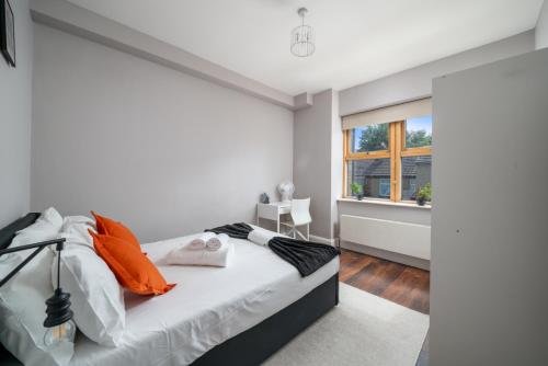 Town Centre Watford 2 bedoom Apartment Fast Wifi,Parking-15 mins to Central London