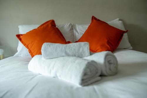 Town Centre Watford 2 bedoom Apartment Fast Wifi,Parking-15 mins to Central London