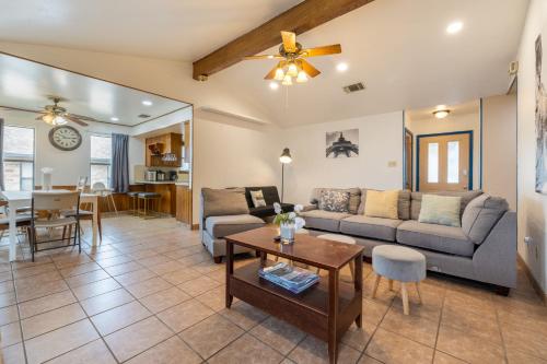 Private Retreat Shady Oak Backyard, PetFriendly in Round Rock, USA
