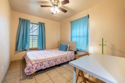 Private Retreat Shady Oak Backyard, PetFriendly in Round Rock, USA