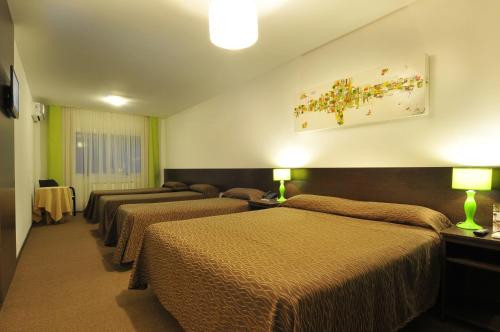 Standard Quadruple Room image 2