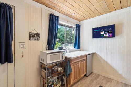 Létesítmények, Guest Cottage with Lake Access Row Boat Kayaks in Shelton