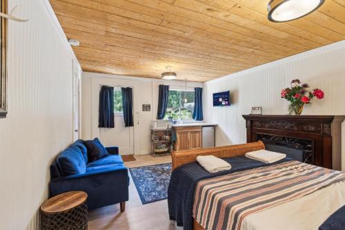 Guest Cottage with Lake Access Row Boat Kayaks in Shelton