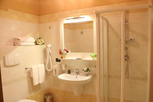 3 twin beds