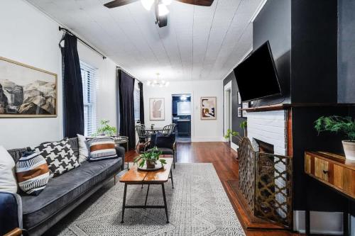 Spacious 4BR Retreat in the heart of Lafayette in Lafayette, USA